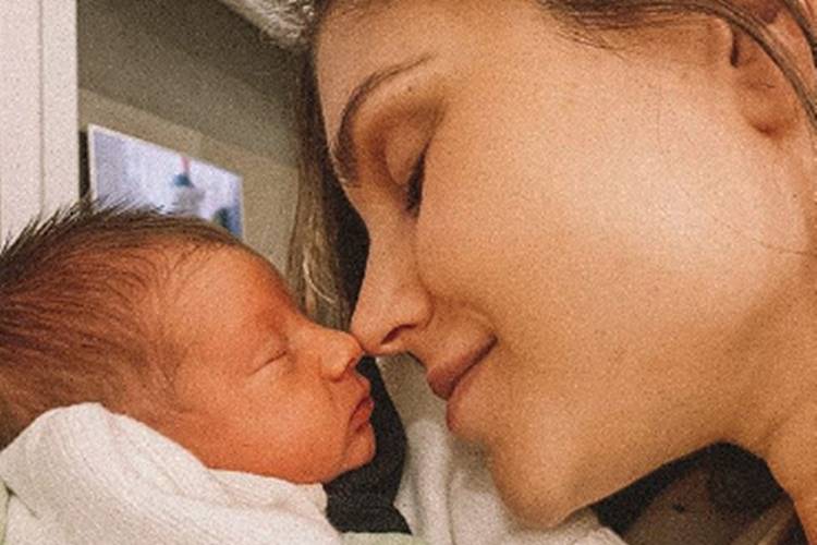 Flávia Viana posta foto com baby Gabriel no colo e manda recado para mamães - Foto: Reprodução/Instagram@flavia_viana