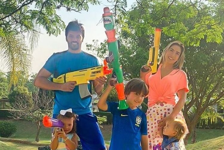 Patrícia Abravanel comemora com marido o aniversário do filho mais velho