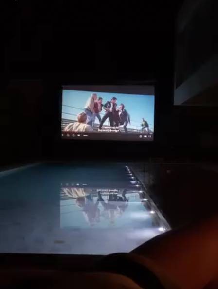 Bruna Marquezine cria cinema à beira da piscina de sua casa no Rio - Foto: Reprodução/Stories,Instagram@brunamarquezine