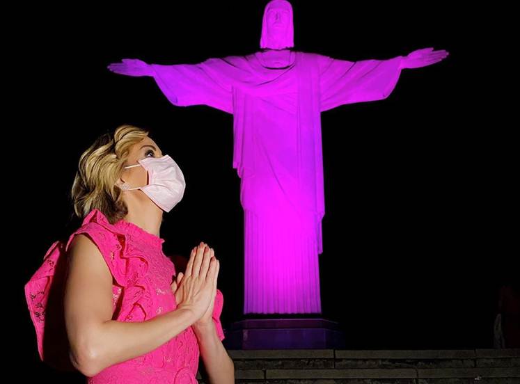 No Cristo Redentor, Ana Furtado agradece pela cura do câncer