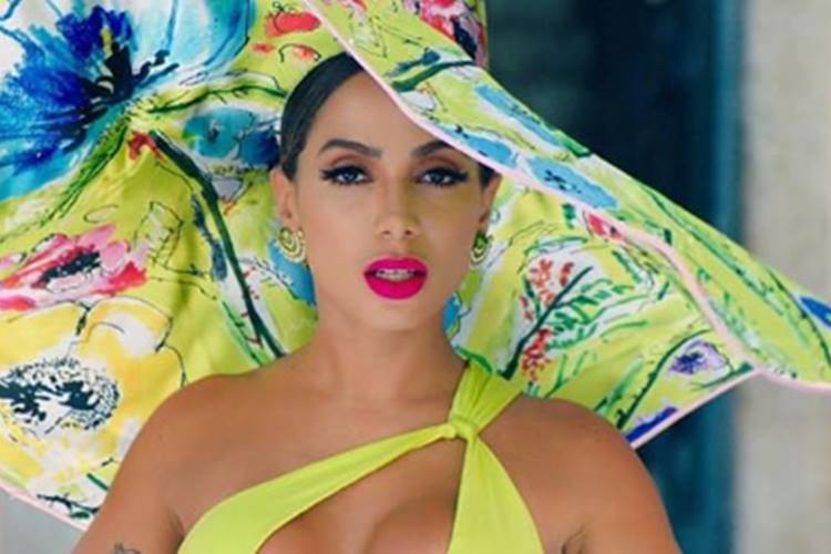 Anitta surpreende ao revelar que já viveu trisal com gringos