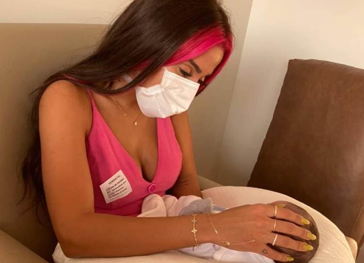 Anitta visita sobrinho recém-nascido e se emociona: “Meu momento mágico do dia”
