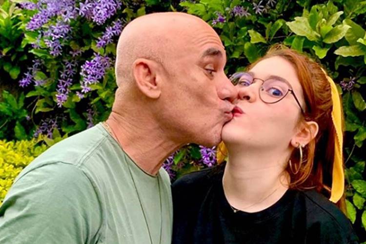 Ex-BBB Ayrton Lima comenta sobre polêmica após dar selinho na filha, Ana Clara