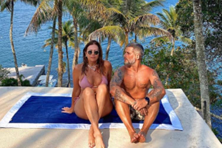 Bruno Gagliasso tira férias com família e amigos: ”carregar as energias”