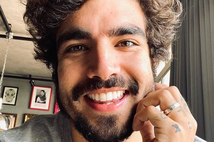 Caio Castro surge em clima de romance com namorada