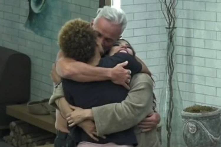 Lidi Lisboa beijando Matheus A Fazenda 12: Equipe de Lidi Lisboa se posiciona sobre ela supostamente ter traído o namorado - Foto: Reprodução/RecordTV