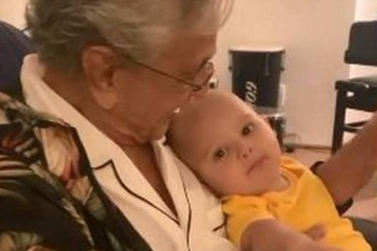 Caetano Veloso encanta Web ao surgir em vídeo com o neto Benjamin nas redes sociais
