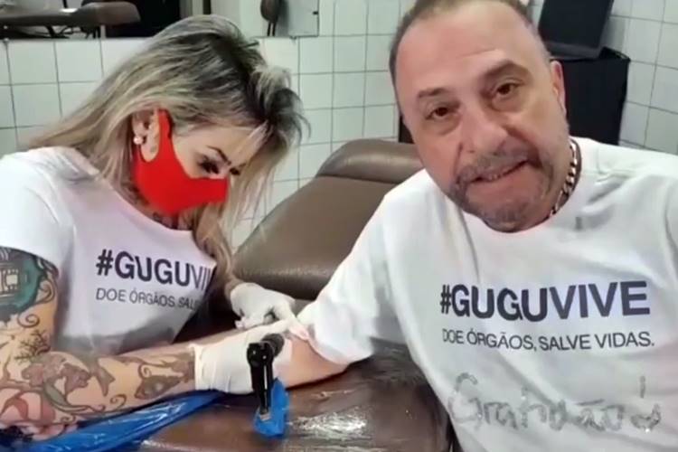 Amigo de Gugu vira doador de órgãos e faz tatuagem em homenagem ao apresentador