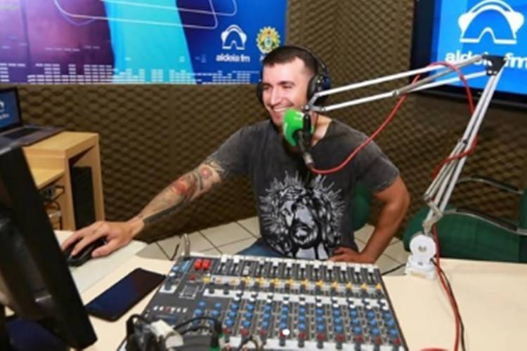 Cantor sofre morte cerebral após batida em acidente