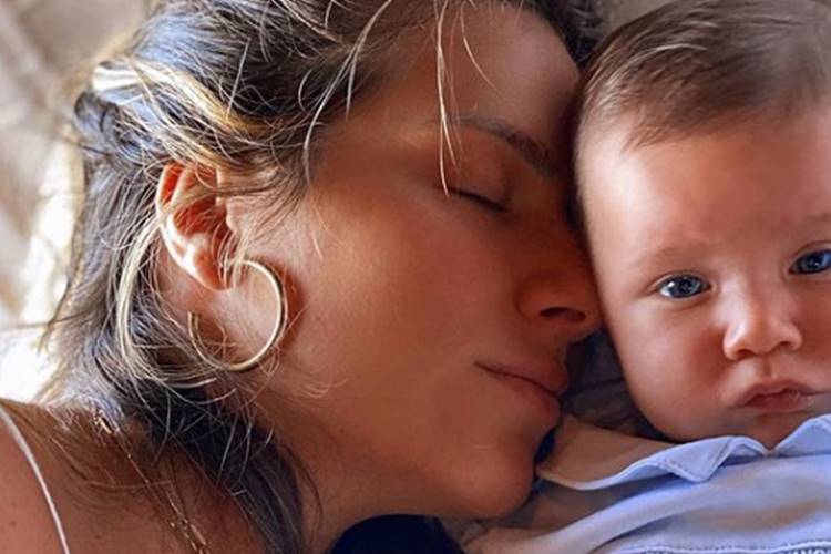 Giovanna Ewbank e Zyan Giovanna Ewbank encanta a web ao posar com Zyan: ''Já se olha pela tela do celular'' - Foto: Reprodução/Instagram@gioewbank