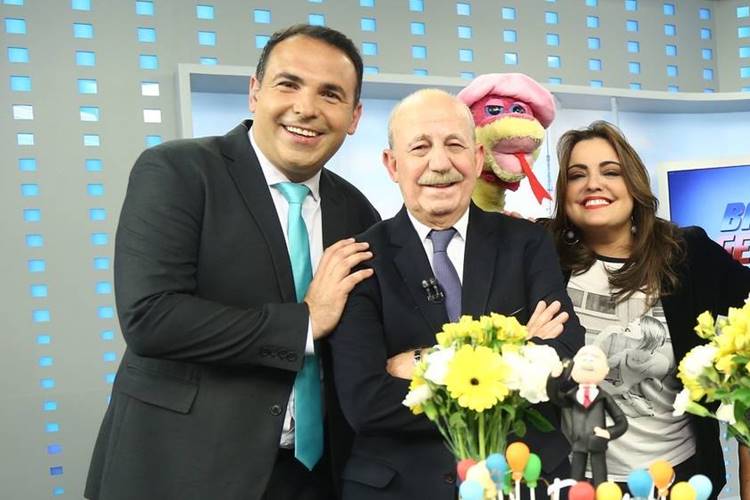 Renato Lombardi faz aniversário e recebe bolo surpresa ao vivo no ”Balanço Geral”