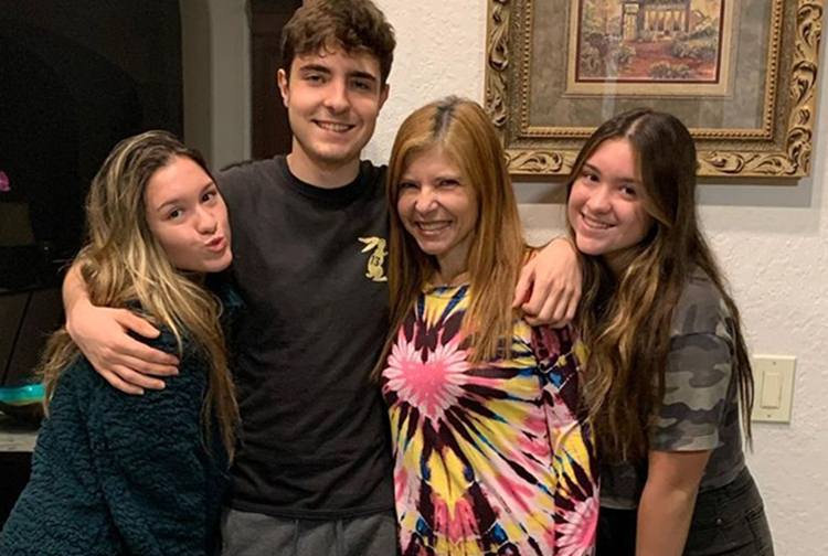 Filho de Gugu Liberato comemora aniversário ao lado da mãe e das irmãs