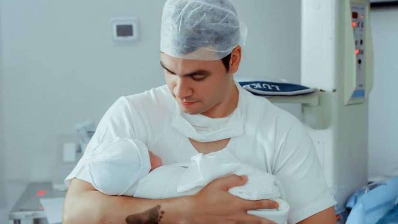 Luccas Neto posta foto com seu filho recém-nascido