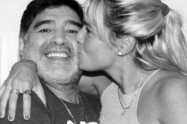 Ex-mulher de Maradona, Rocío Oliva, foi barrada no velório do camisa 10