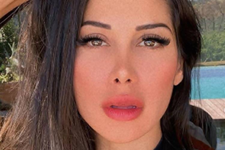 Mayra Cardi tira fotos sem roupa e desabafa: ”Está faltando marido”