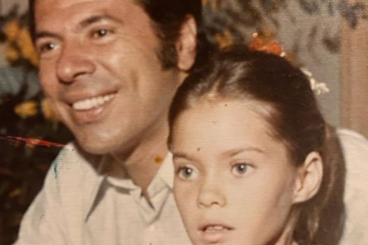 Filha de Silvio Santos posta fotos raras da infância com o apresentador