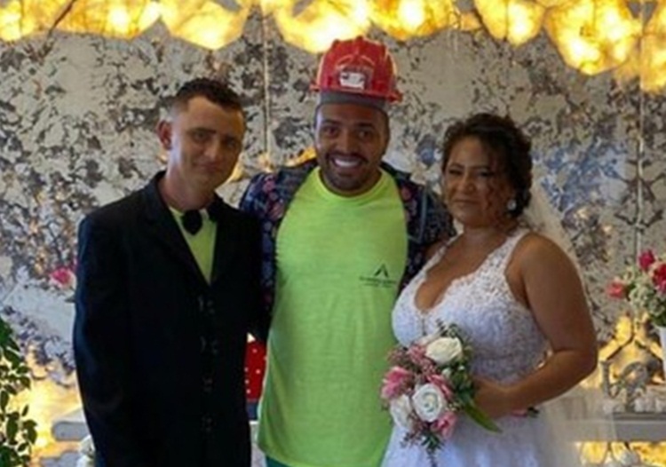 Tirullipa organiza casamento para pedreiro em meio as obras em sua casa