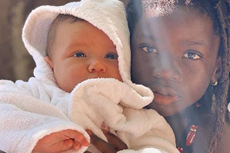 Giovanna Ewbank mostra Zyan com novo brinquedo que ganhou da irmã, Titi