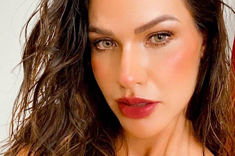 Andressa Suita chama atenção ao aparecer com os dois filhos na piscina