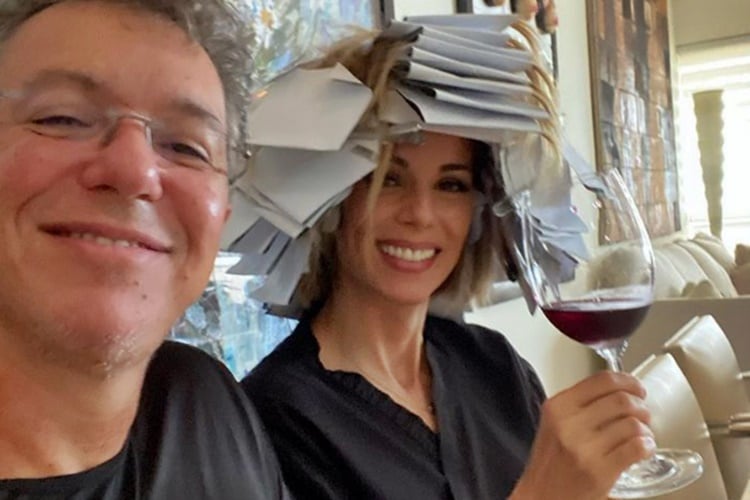 Nas redes sociais, Boninho surge brincando com a esposa, Ana Furtado, que cuida do cabelo: '' "Novo capacete?" - Foto: Reprodução/Instagram
