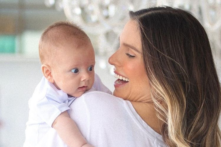 Filho de Flávia Viana, de 2 meses, é internado