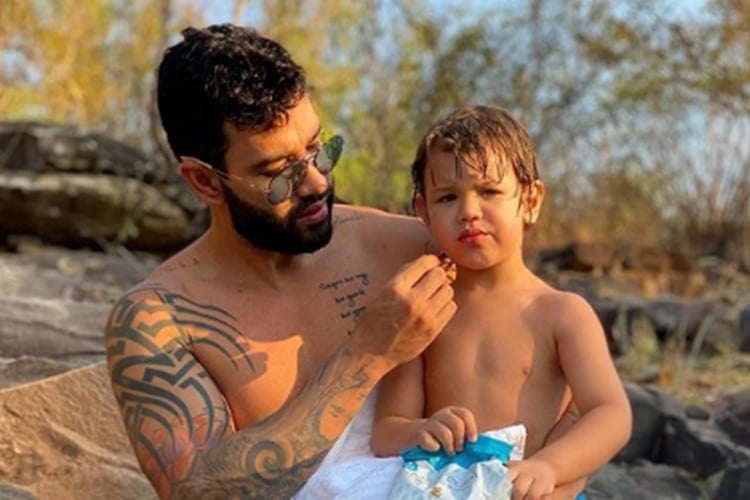 Separado de Andressa Suita, Gusttavo Lima curte tarde tranquila com filho na piscina - Foto: Reprodução/Instagram