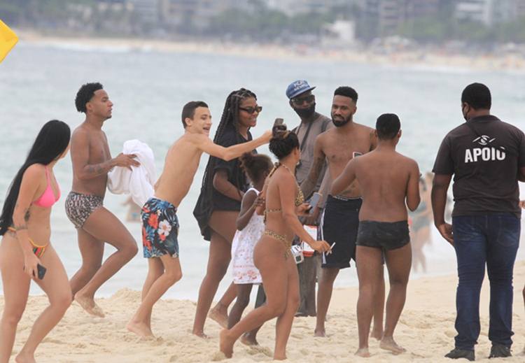 Ludmilla cercada por fãs na praia - Ag. News