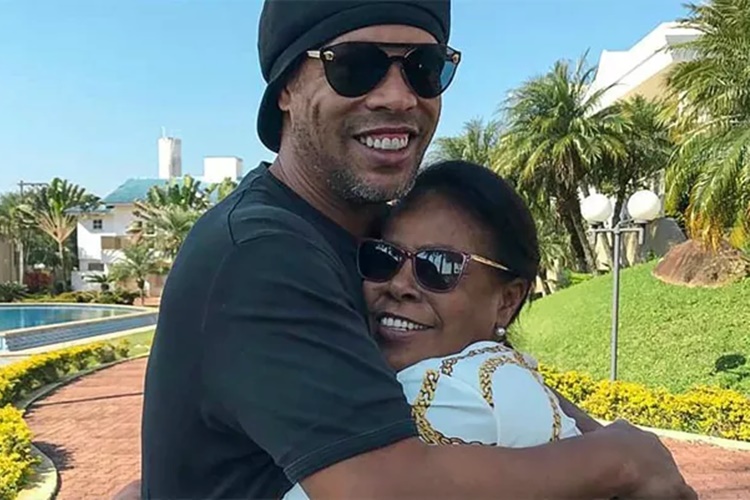 Mãe de Ronaldinho Gaúcho é internada com Covid-19 e ex-jogador pede por orações - Foto: Reprodução/instagram