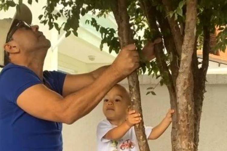 Após perda do pai, Zezé Di Camargo passa dia com neto: ”Amo”