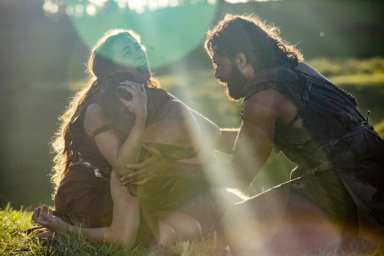 Gênesis - Adão e Eva choram a morte de Abel Gênesis - Adão e Eva choram a morte de Abel (Edu Moraes/ Record TV)