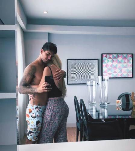 Após se casarem no Havaí, Gabriel Medina surge com Yasmin Brunet e exibe aliança - Foto: Reprodução/Instagram