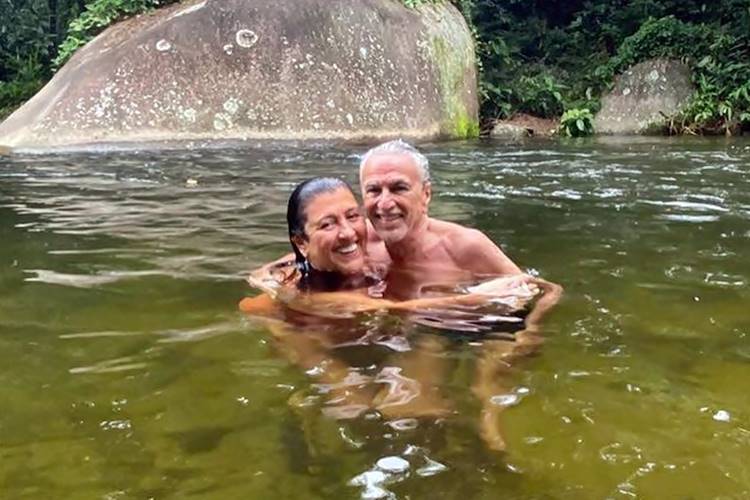 Após passar dez meses isolado, Caetano Veloso curte banho de rio com Regina Casé - Foto: Reprodução/Instagram