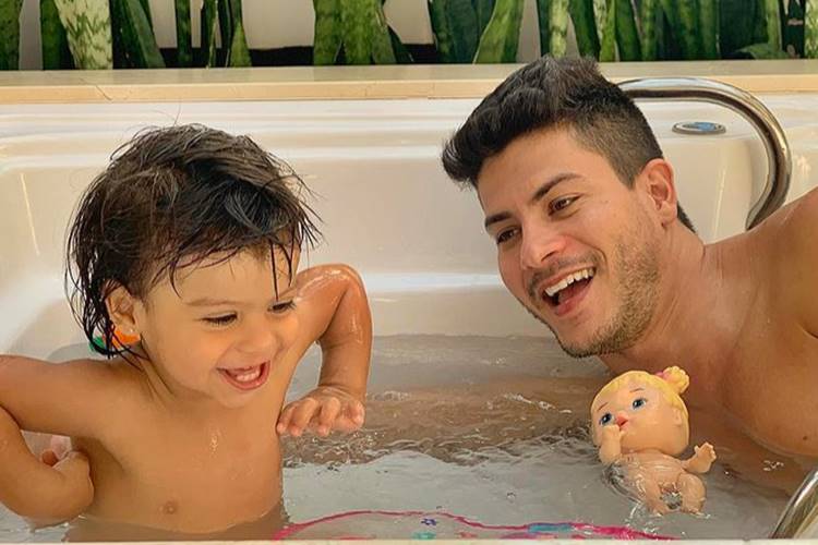 Nas redes sociais, Arthur Aguiar fala sobre machismo e afirma ter medo que filha se relacione com homens como ele já foi - Foto: Reprodução/Instagram