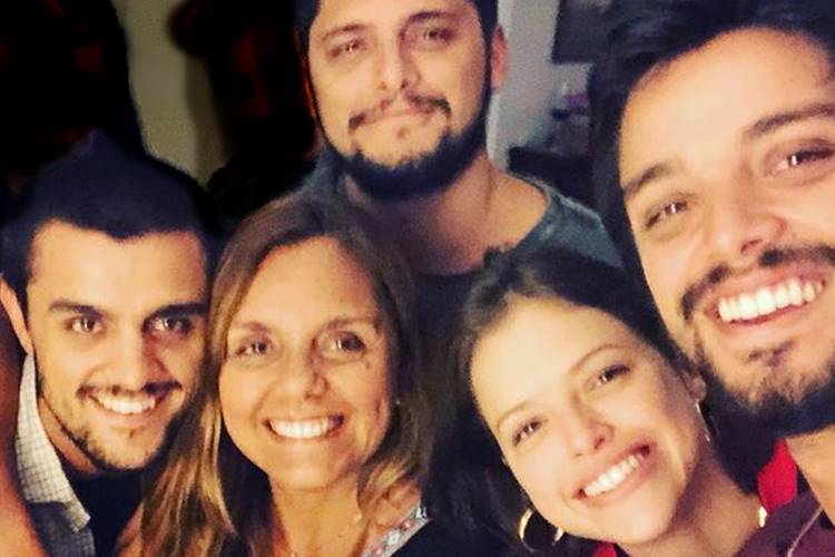 Ana Sang e família Mãe dos irmãos Simas e Bruno Gissoni, conta que filhos se revezam para cuidar dela - Foto: Reprodução/ Instagram