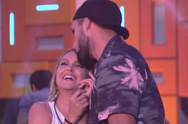 BBB21: Carla Diaz paparica Arthur na festa. Será que desencanta?