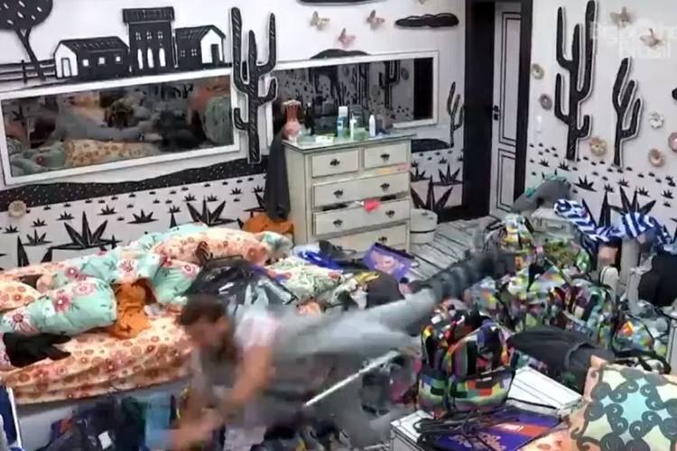 Caio BBB 21: Mais uma vez, com pé machucado, Caio se desequilibra e cai - Foto: Reprodução/ Rede Globo