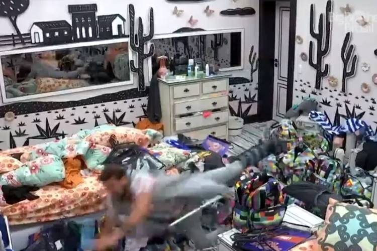 BBB 21: Mais uma vez, com pé machucado, Caio se desequilibra e cai - Foto: Reprodução/ Rede Globo