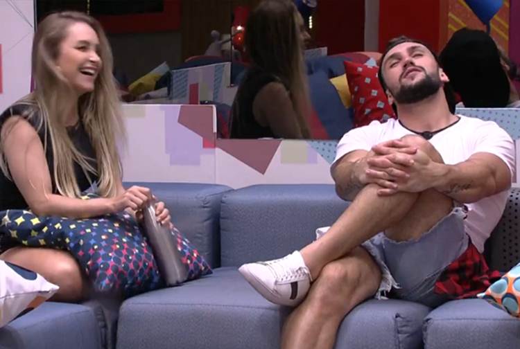 Carla Diaz e Arthur - Globo
