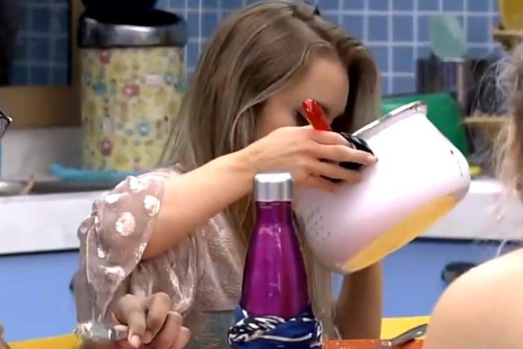 Carla Diaz BBB 21: Carla Diaz causa preocupação após relatar estar sem paladar e Pocah questiona - ''Tá sentindo cheiro?'' - Foto: Reprodução/ Globo