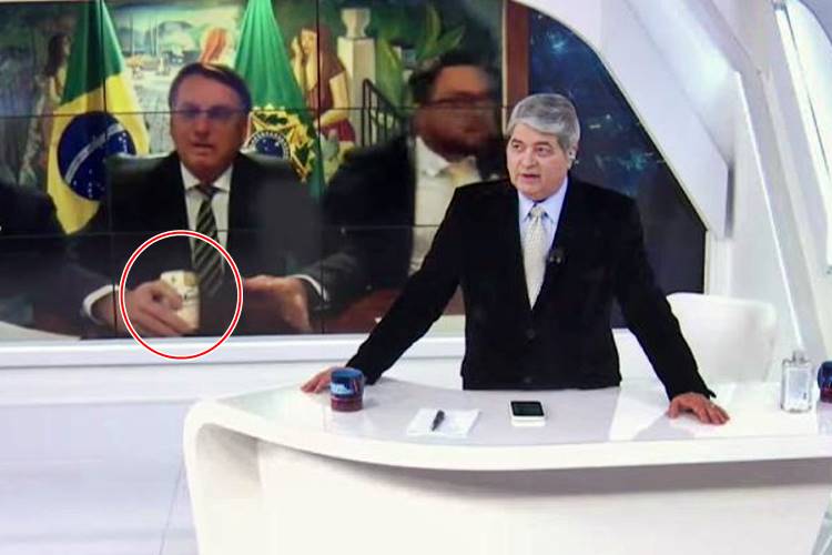 Ao vivo, em meio a conversa com Datena, Bolsonaro debocha e surge com lata de leite condensado - Foto: Reprodução/Band