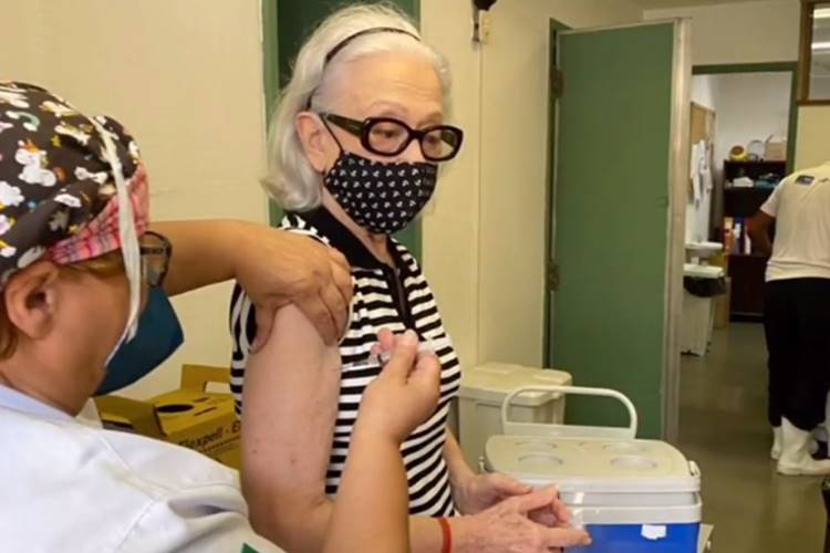 Aos 91 anos de idade Fernanda Montenegro recebe vacina contra covid-19 no Rio - Foto: Reprodução/Instagram