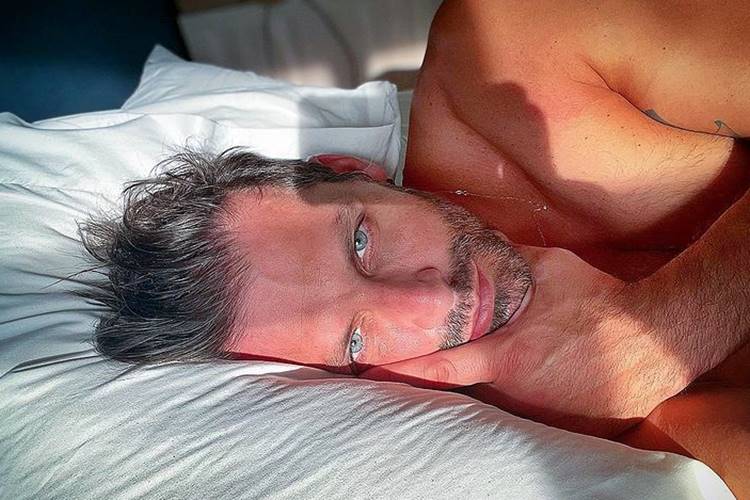 Henri Castelli Vítima de agressão, Henri Castelli mostra tratamento na mandíbula e teme por sequelas - Foto: Reprodução/ Instagram