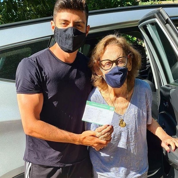 Laura Cardoso Aos 93 anos de idade, Laura Cardoso é vacinada contra a Covid-19 - Foto: Reprodução