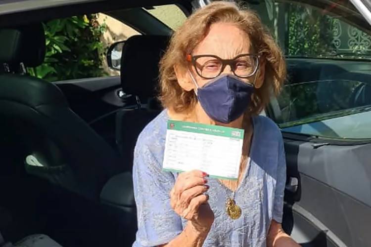 Aos 93 anos de idade, Laura Cardoso é vacinada contra a Covid-19: ”Aliviada”