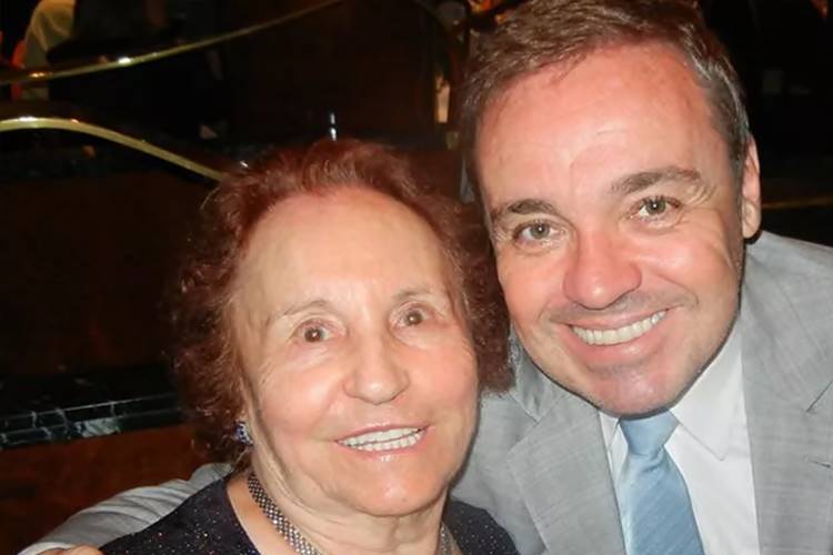 Aos 91 anos, mãe de Gugu Liberato recebe a vacina contra Covid-19 - Foto: Reprodução/ Instagram
