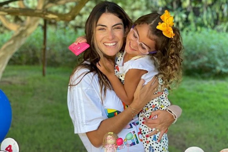 Felipe Simas e Mariana Uhlmann comemoram aniversário da filha
