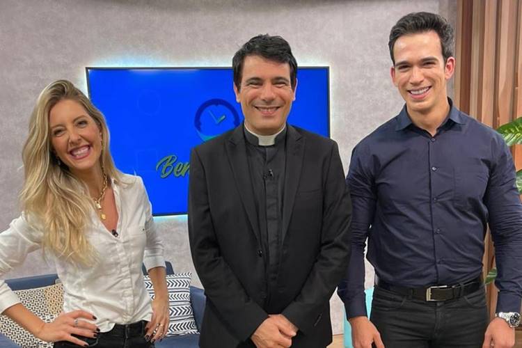 Padre Juarez, Taisa Pelosi e Dr Fabricio Brito 1 Padre Juarez, Taisa Pelosi e Dr Fabricio Brito/ Instagram