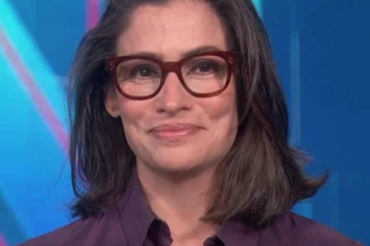 Renata Vasconcellos Ao vivo, Renata Vasconcellos se emociona no ''Jornal Nacional'', após matéria sobre pandemia - Foto: Reprodução/ Rede Globo