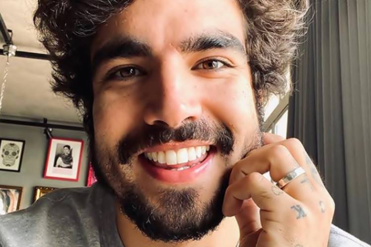 Caio Castro, saudosista, relembra  sua avó: ”Às vezes bate uma saudade”