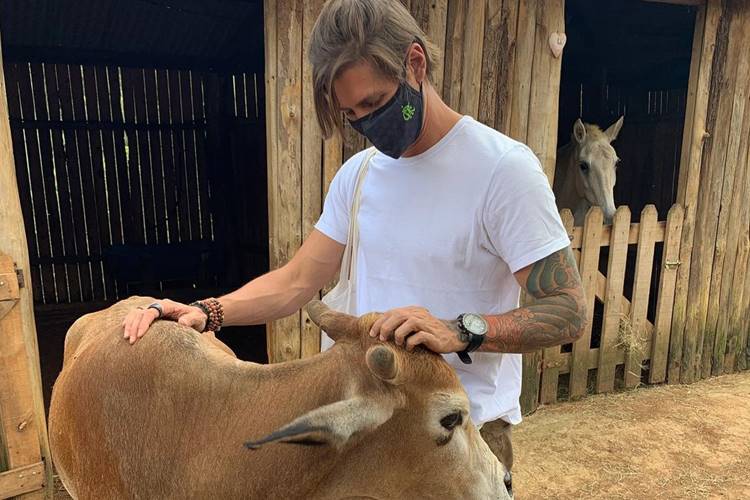 Dado Dolabella chama atenção ao levar a filha mais nova a santuário de animais